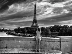 L'enfant qui voulait devenir aussi grande que la Tour Eiffel.. / The child who wanted to become as tall as the Eiffel Tower...