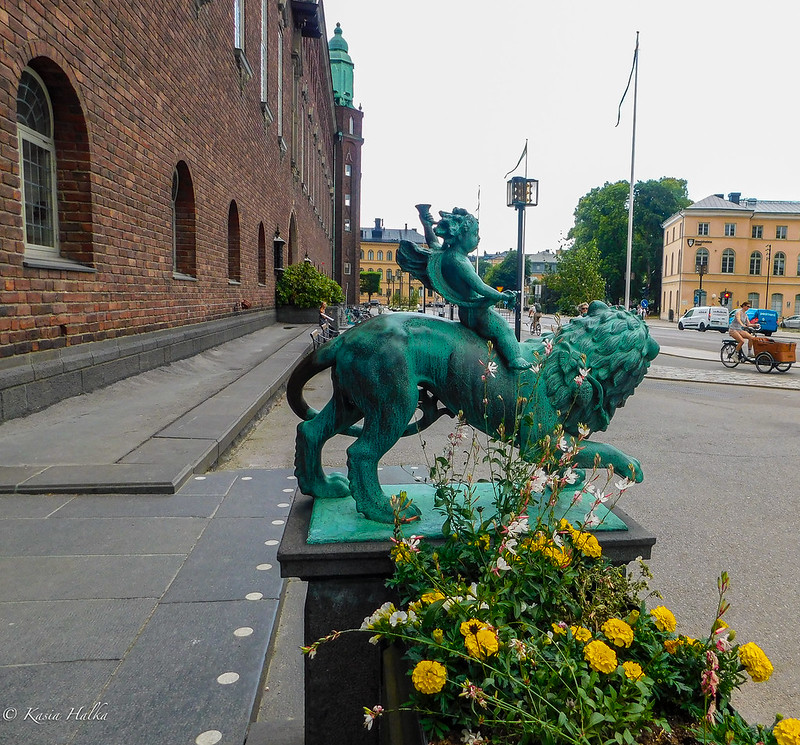 Statue in front of Stockholm City Hall-8483<br/>© <a href="https://flickr.com/people/36478020@N00" target="_blank" rel="nofollow">36478020@N00</a> (<a href="https://flickr.com/photo.gne?id=53081924917" target="_blank" rel="nofollow">Flickr</a>)