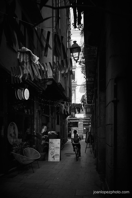 Through a jungle of narrow alleys<br/>© <a href="https://flickr.com/people/184681524@N08" target="_blank" rel="nofollow">184681524@N08</a> (<a href="https://flickr.com/photo.gne?id=53088122239" target="_blank" rel="nofollow">Flickr</a>)