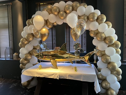 Balloon Arch 6m en Table Decoration 3 balloons Private Dining Marriage Huwelijk Bruiloft The Harbour Club Rotterdam