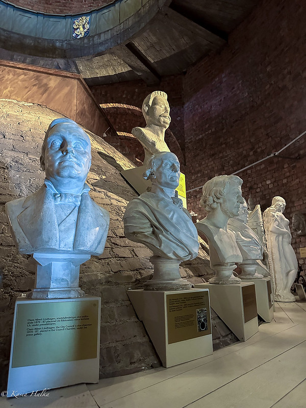 Statues of nobility-3216<br/>© <a href="https://flickr.com/people/36478020@N00" target="_blank" rel="nofollow">36478020@N00</a> (<a href="https://flickr.com/photo.gne?id=53090027248" target="_blank" rel="nofollow">Flickr</a>)