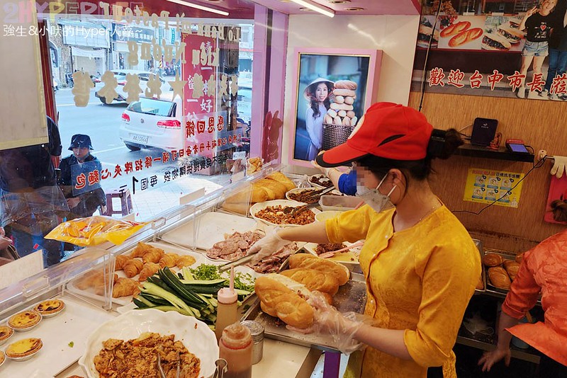 台中越南法國麵包工藝│人潮排不停的第二市場必吃越南小吃，多達20多種以上口味可供選擇！ @強生與小吠的Hyper人蔘~