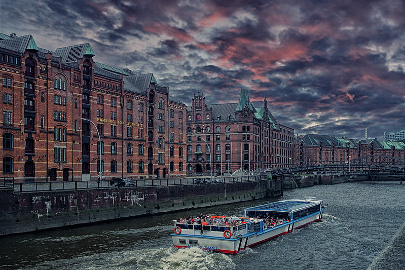 Sightseeing in Hamburg<br/>© <a href="https://flickr.com/people/32664945@N03" target="_blank" rel="nofollow">32664945@N03</a> (<a href="https://flickr.com/photo.gne?id=53111039713" target="_blank" rel="nofollow">Flickr</a>)