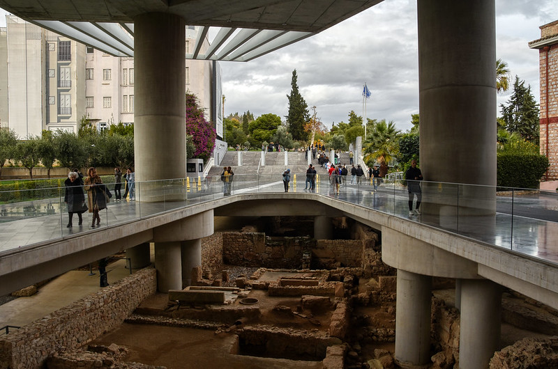 Acropolis Museum Entrance<br/>© <a href="https://flickr.com/people/42534216@N03" target="_blank" rel="nofollow">42534216@N03</a> (<a href="https://flickr.com/photo.gne?id=53111115582" target="_blank" rel="nofollow">Flickr</a>)
