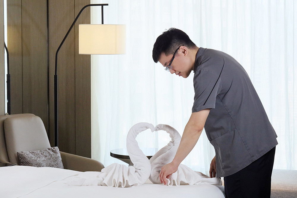 高雄萬豪酒店-七夕營造浪漫氛圍，「寵愛戀人」住房專案享有專屬客房佈置，房間內擺放白天鵝造型毛巾與精美卡片