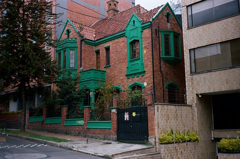 Red Brick Building with Green Accents<br/>© <a href="https://flickr.com/people/196295906@N03" target="_blank" rel="nofollow">196295906@N03</a> (<a href="https://flickr.com/photo.gne?id=53120269177" target="_blank" rel="nofollow">Flickr</a>)