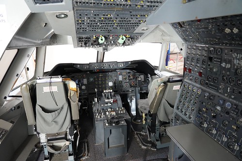Boeing 747-467 VR-HUI cockpit SWAM 120823
