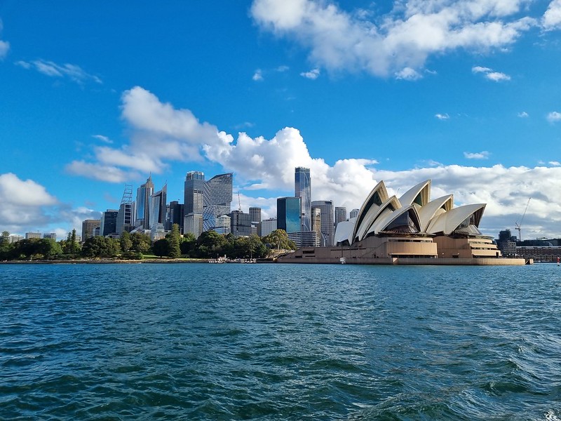 Sydney from a boat.<br/>© <a href="https://flickr.com/people/193470839@N05" target="_blank" rel="nofollow">193470839@N05</a> (<a href="https://flickr.com/photo.gne?id=53126027712" target="_blank" rel="nofollow">Flickr</a>)