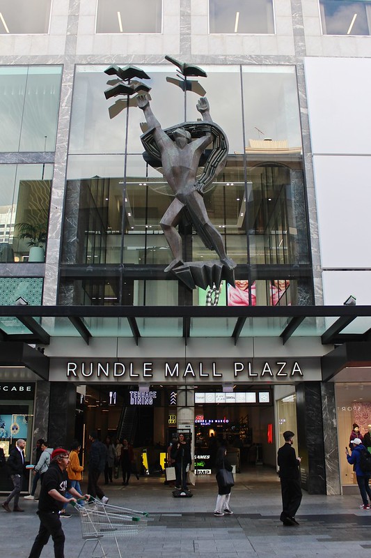 Rundle Mall Plaza<br/>© <a href="https://flickr.com/people/51035785936@N01" target="_blank" rel="nofollow">51035785936@N01</a> (<a href="https://flickr.com/photo.gne?id=53129166826" target="_blank" rel="nofollow">Flickr</a>)