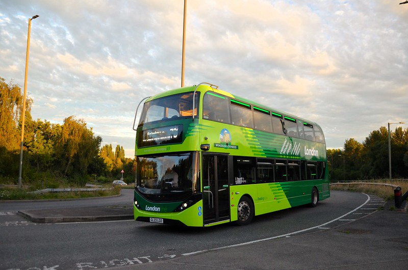 Reading Buses 735<br/>© <a href="https://flickr.com/people/41274384@N07" target="_blank" rel="nofollow">41274384@N07</a> (<a href="https://flickr.com/photo.gne?id=53132985305" target="_blank" rel="nofollow">Flickr</a>)