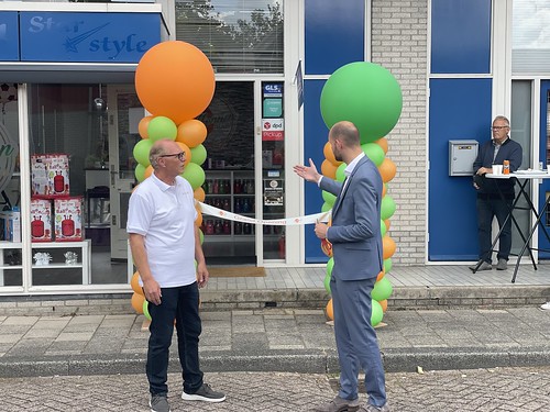 Ballonpilaar Opening door John Luijendijk en wethouder Wouter Struijk De Ballonnenbar Spijkenisse