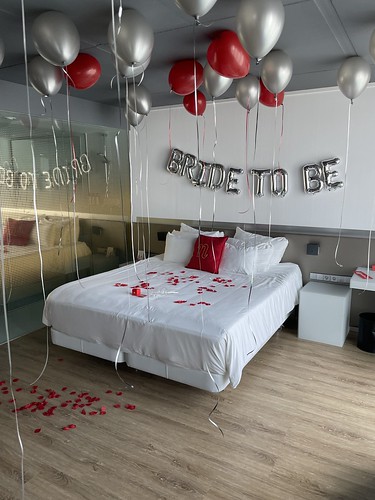 Heliumballonnen Folieballon Letters BRIDE TO BE Huwelijksaanzoek Vrijgezellenfeest NHOW Premium room with Skyline view Rotterdam