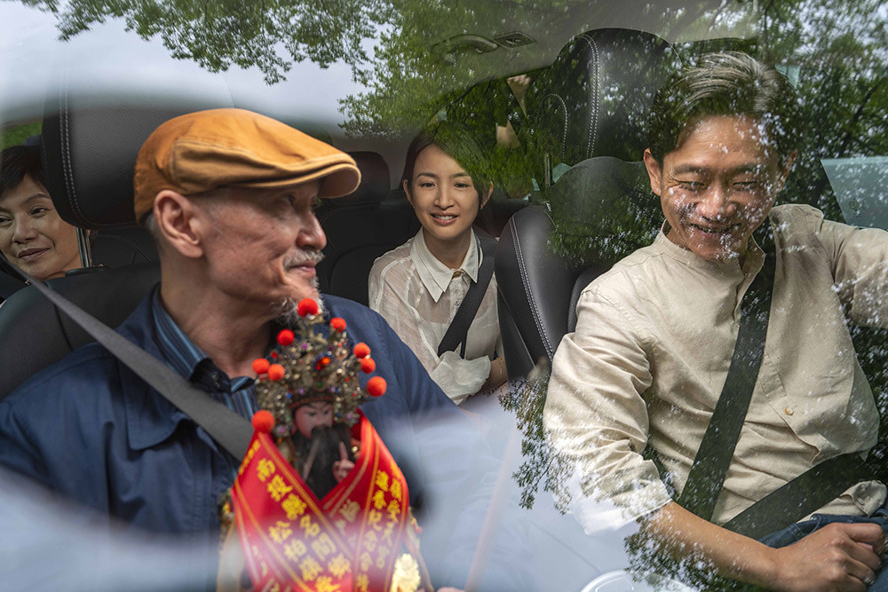 【甲上娛樂提供】林鉅（前排左）、陳家逵、唐美雲在《車頂上的玄天上帝》中飾演林依晨的家人