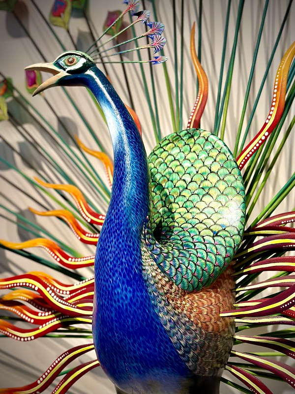 Glass peacock, closer<br/>© <a href="https://flickr.com/people/28287831@N00" target="_blank" rel="nofollow">28287831@N00</a> (<a href="https://flickr.com/photo.gne?id=53145793008" target="_blank" rel="nofollow">Flickr</a>)