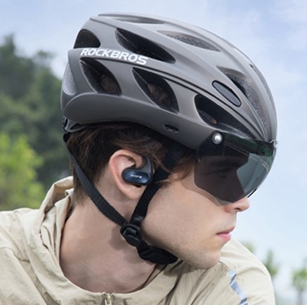 1MORE S30 創新型不入耳開放式耳機採用分體式耳掛設計，即使在高強度的運動活動中也能維持通透時、刻感應身邊環境，大幅提升安全性。