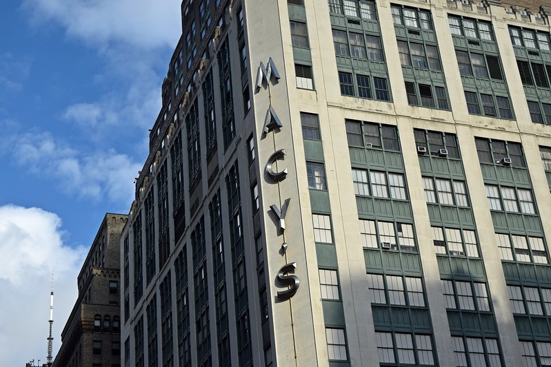 Macy's NYC flagship store at West 34th Street and 7th Avenue<br/>© <a href="https://flickr.com/people/64873675@N00" target="_blank" rel="nofollow">64873675@N00</a> (<a href="https://flickr.com/photo.gne?id=53174540725" target="_blank" rel="nofollow">Flickr</a>)