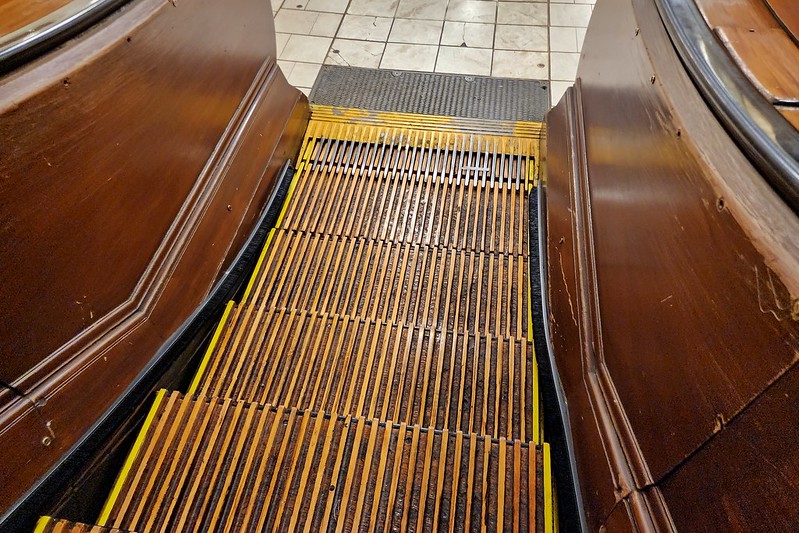 Wooden escalator at Macy's New York City store [11]<br/>© <a href="https://flickr.com/people/64873675@N00" target="_blank" rel="nofollow">64873675@N00</a> (<a href="https://flickr.com/photo.gne?id=53174633068" target="_blank" rel="nofollow">Flickr</a>)