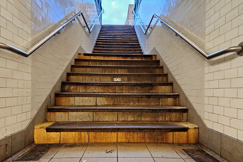 Stairs at Cathedral Parkway-110th Street station<br/>© <a href="https://flickr.com/people/64873675@N00" target="_blank" rel="nofollow">64873675@N00</a> (<a href="https://flickr.com/photo.gne?id=53174650133" target="_blank" rel="nofollow">Flickr</a>)