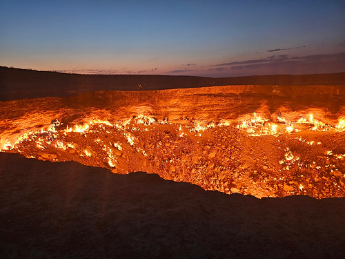Darvaza gas crater, Turkemistan (2)