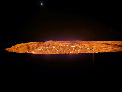 Darvaza gas crater, Turkemistan (7)