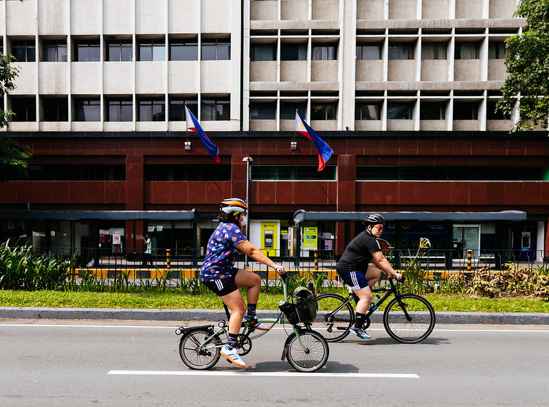 cyclists, Ayala Avenue Car Free Sunday<br/>© <a href="https://flickr.com/people/37837114@N00" target="_blank" rel="nofollow">37837114@N00</a> (<a href="https://flickr.com/photo.gne?id=53182221160" target="_blank" rel="nofollow">Flickr</a>)