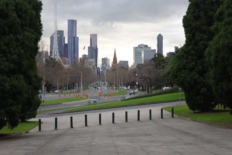 Melbourne skyline and St Kilda Road from Shrine of Remembrance forecourt, Melbourne<br/>© <a href="https://flickr.com/people/122687277@N03" target="_blank" rel="nofollow">122687277@N03</a> (<a href="https://flickr.com/photo.gne?id=53185987652" target="_blank" rel="nofollow">Flickr</a>)