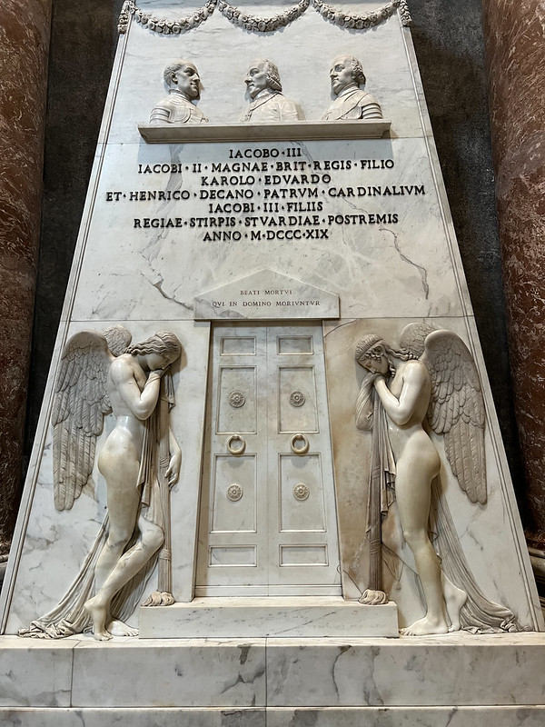 Monument to the Stuarts by Canova<br/>© <a href="https://flickr.com/people/14605534@N03" target="_blank" rel="nofollow">14605534@N03</a> (<a href="https://flickr.com/photo.gne?id=53190587244" target="_blank" rel="nofollow">Flickr</a>)
