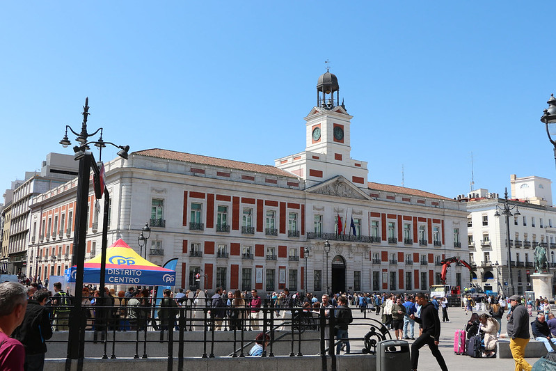 🇪🇸  Plaza en la Puerta del Sol<br/>© <a href="https://flickr.com/people/45867871@N05" target="_blank" rel="nofollow">45867871@N05</a> (<a href="https://flickr.com/photo.gne?id=53191032059" target="_blank" rel="nofollow">Flickr</a>)