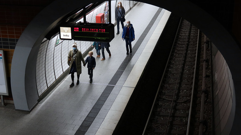 People on platform Hauptbahnhof<br/>© <a href="https://flickr.com/people/34884355@N00" target="_blank" rel="nofollow">34884355@N00</a> (<a href="https://flickr.com/photo.gne?id=53191291187" target="_blank" rel="nofollow">Flickr</a>)