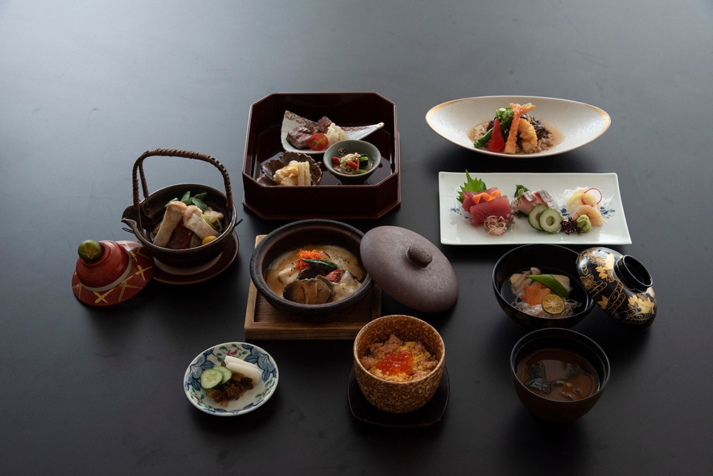 久和Club會員在山里日本料理與桃花林中國料理用餐可享85折優惠（限會員本人），圖為山里日本料理花會席套餐。