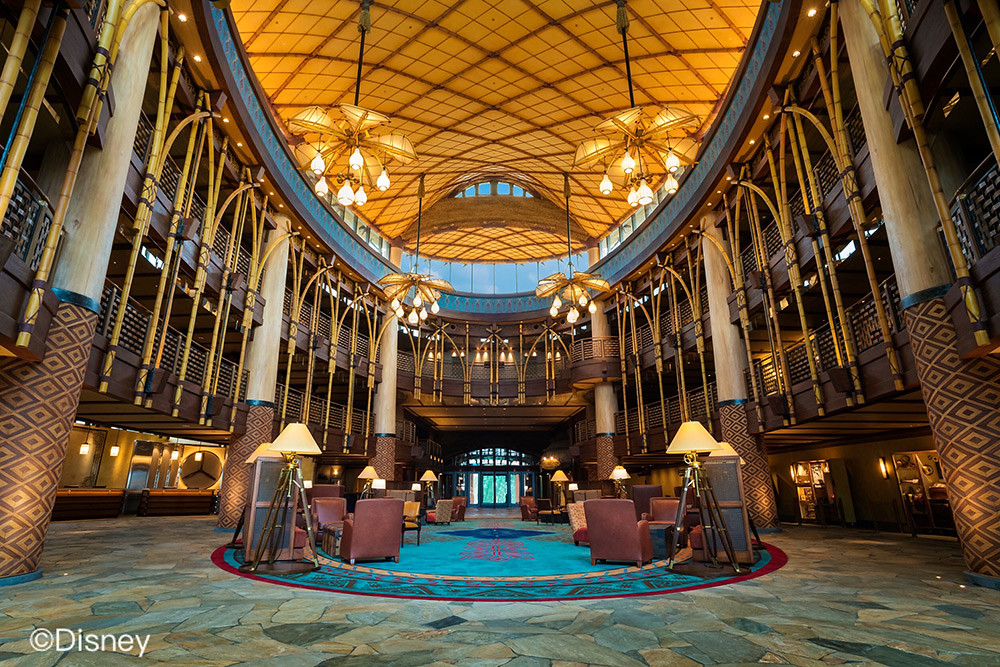 01-全球迪士尼酒店中唯一以冒險及探索為主題打造的「迪士尼探索家度假酒店」，走進大廳起就能感受滿滿異國風情。圖片：香港迪士尼提供