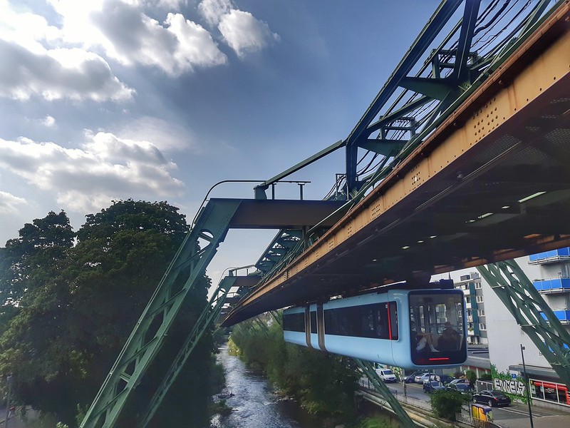 The Suspension Railway in Wuppertal: The art of floating<br/>© <a href="https://flickr.com/people/194498740@N02" target="_blank" rel="nofollow">194498740@N02</a> (<a href="https://flickr.com/photo.gne?id=53204032924" target="_blank" rel="nofollow">Flickr</a>)
