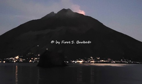 Stromboli (ME), 2023, Il vulcano in eruzione.