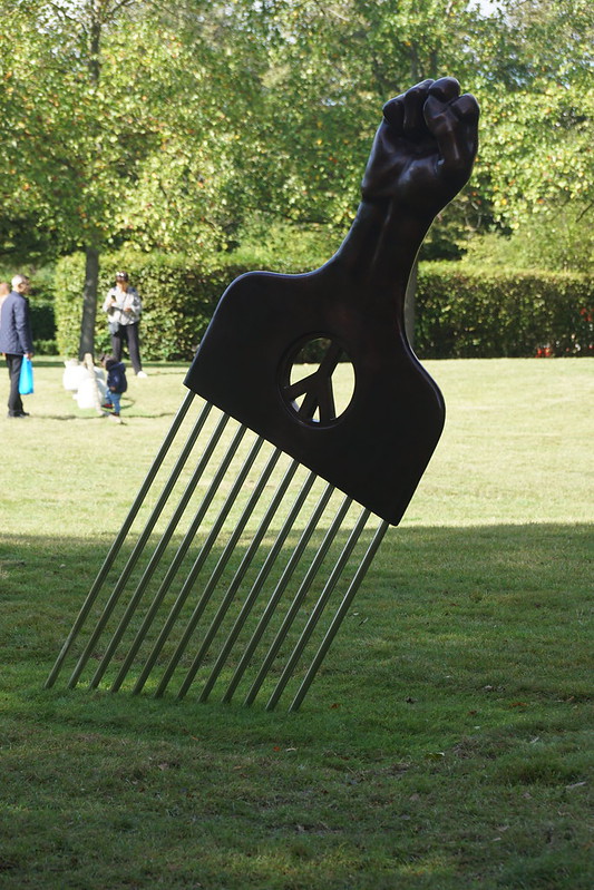 All Power to All People (Bronze) 2023, Hank Willis Thomas, Frieze Sculpture Park, English Gardens, Regents Park, City of Westminster, London, NW1 4LL<br/>© <a href="https://flickr.com/people/38298328@N08" target="_blank" rel="nofollow">38298328@N08</a> (<a href="https://flickr.com/photo.gne?id=53215067059" target="_blank" rel="nofollow">Flickr</a>)