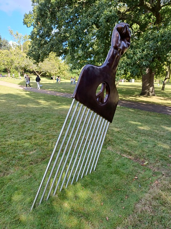 All Power to All People (Bronze) 2023, Hank Willis Thomas, Frieze Sculpture Park, English Gardens, Regents Park, City of Westminster, London, NW1 4LL<br/>© <a href="https://flickr.com/people/38298328@N08" target="_blank" rel="nofollow">38298328@N08</a> (<a href="https://flickr.com/photo.gne?id=53222824293" target="_blank" rel="nofollow">Flickr</a>)
