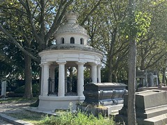 Père Lachaise Cemetery<br/>© <a href="https://flickr.com/people/21545100@N00" target="_blank" rel="nofollow">21545100@N00</a> (<a href="https://flickr.com/photo.gne?id=53224298907" target="_blank" rel="nofollow">Flickr</a>)