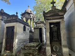 Père Lachaise Cemetery<br/>© <a href="https://flickr.com/people/21545100@N00" target="_blank" rel="nofollow">21545100@N00</a> (<a href="https://flickr.com/photo.gne?id=53224299607" target="_blank" rel="nofollow">Flickr</a>)