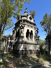 Père Lachaise Cemetery<br/>© <a href="https://flickr.com/people/21545100@N00" target="_blank" rel="nofollow">21545100@N00</a> (<a href="https://flickr.com/photo.gne?id=53225558194" target="_blank" rel="nofollow">Flickr</a>)