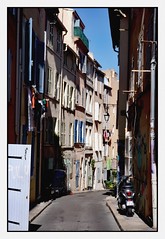Narrow Lane in Marseille<br/>© <a href="https://flickr.com/people/109715245@N06" target="_blank" rel="nofollow">109715245@N06</a> (<a href="https://flickr.com/photo.gne?id=53246209270" target="_blank" rel="nofollow">Flickr</a>)