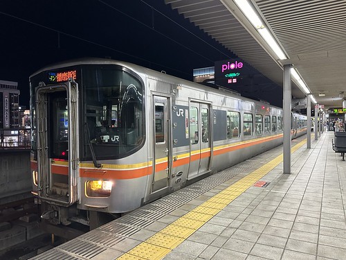 JR West KiHa 127 series DMU at Himeji Station
