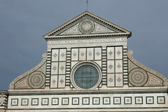 Fronton de Léon Battista Alberti, 1458, basilique de Santa Maria Novella, XIIIe-XVe siècles, Florence, Toscane, Italie.
