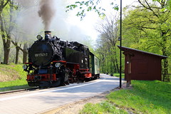 2022-05-02; 0102. SDG 99 1747-7 met trein P 3007. Hp. Lößnitzgrund. Kunzer Marktweg, Moritzburg.