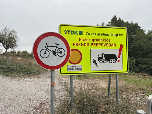 Warning sign for cyclists - due to Koper tunnel building works