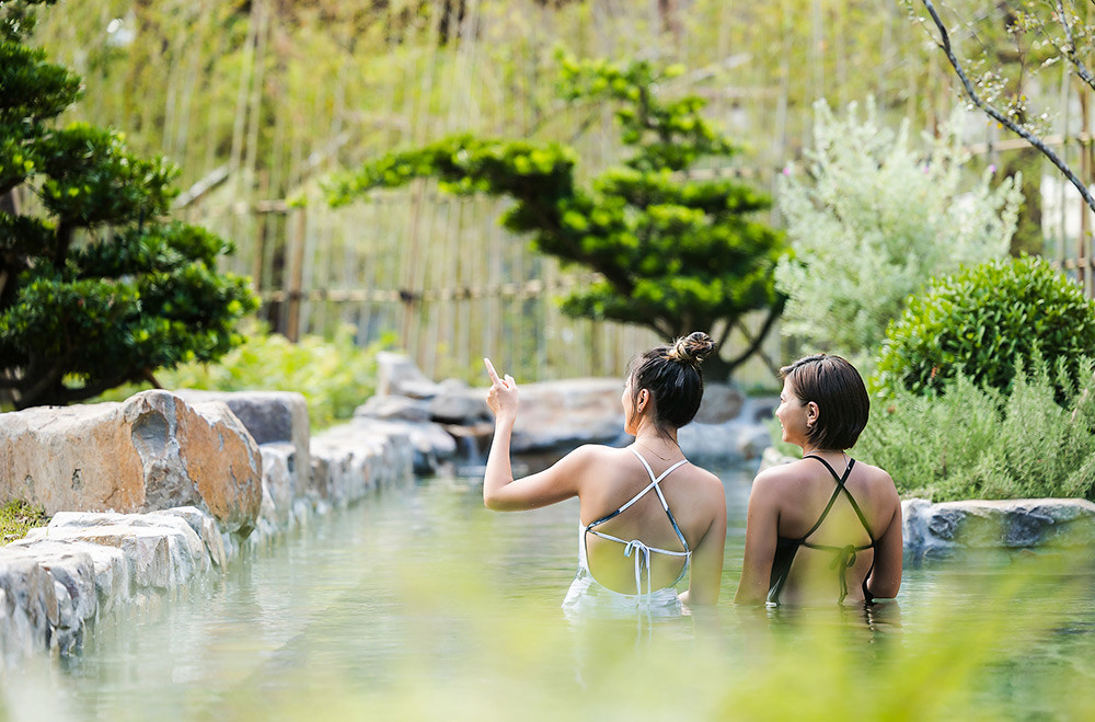 (圖1)-紅葉谷綠能溫泉園區溫泉可以在翠綠山谷美景的環繞之下，放鬆泡個美人湯保養肌膚