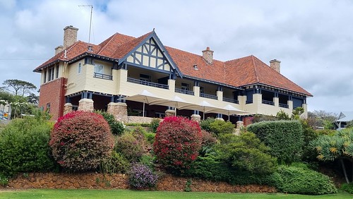 Caves House hotel and pub