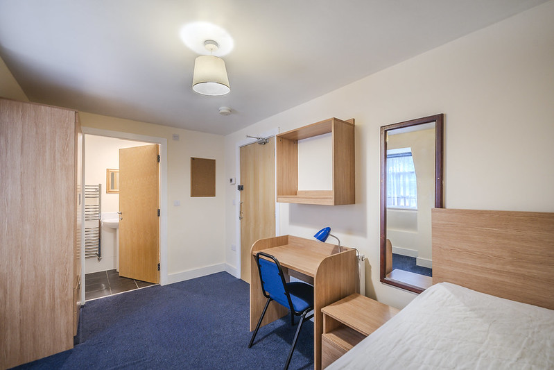 London House Student Bedroom - En suite