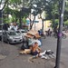 Tri des ordures dans une rue du quartier Savassi