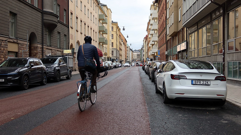 Cycle path in Surbrunnsgatan<br/>© <a href="https://flickr.com/people/34884355@N00" target="_blank" rel="nofollow">34884355@N00</a> (<a href="https://flickr.com/photo.gne?id=53356104398" target="_blank" rel="nofollow">Flickr</a>)