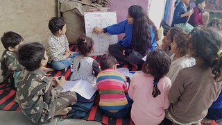 Blue Pen’s Volunteer Rimjhim teaching english(vowel sound) to slum kids of class 2nd and 3rd near batra hosp, today 26th Aug,2023