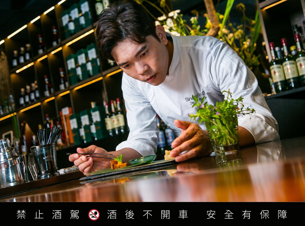 【新聞圖片6】「最難訂的法式餐廳」之稱的 Sinasera 24 主廚楊柏偉（Nick Yang）合作擔任「未來酒吧世界」示範講師，與學員分享「全食」的概念，及如何與調酒師一同創造有趣的酒食搭配。